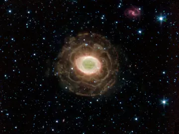 Imagen de la nebulosa planetaria M57 (NGC 6720) conocida como Nebulosa del Anillo captada por el telescopio espacial Spitzer de la NASA Imagen de la nebulosa planetaria M57 (NGC 6720) conocida como Nebulosa del Anillo captada por el telescopio espacial Spitzer de la NASA
