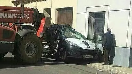 Así quedó el coche del cobrador del frac en Villarrobledo Así quedó el coche del cobrador del frac en Villarrobledo
