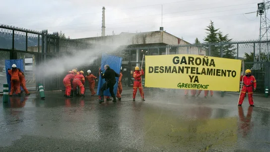 Greenpeace se despliega en Garoña para exigir el desmantelamiento de la central nuclear. Greenpeace se despliega en Garoña para exigir el desmantelamiento de la central nuclear.