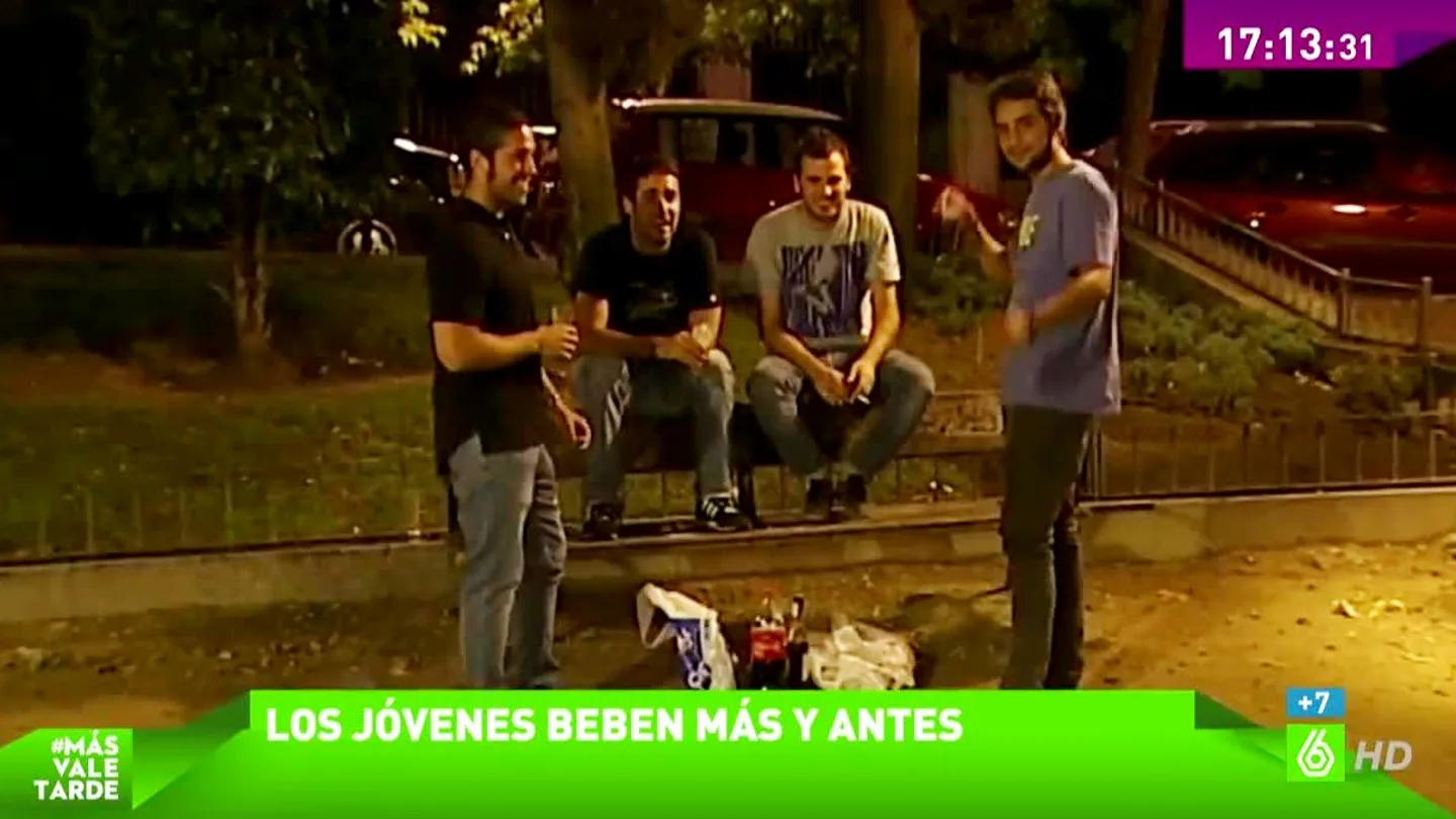 Varios jóvenes beben alcohol Varios jóvenes beben alcohol