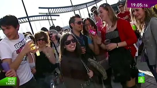 Varios jóvenes en un botellón Varios jóvenes en un botellón