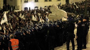 Oficiales de la policía frente al Parlamento de Portugal