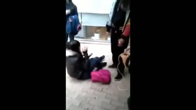 Compañeros de la menor de Sabadell aseguran que no es su primera agresión y que a sus víctimas "le arrancó el pelo"