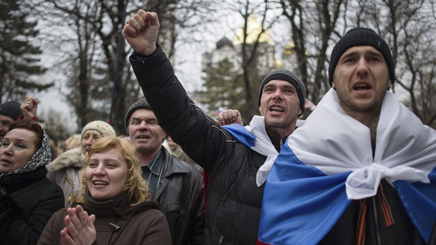 Los t&aacute;rtaros denuncian que son se&ntilde;alados con esv&aacute;sticas y perseguidos en Crimea