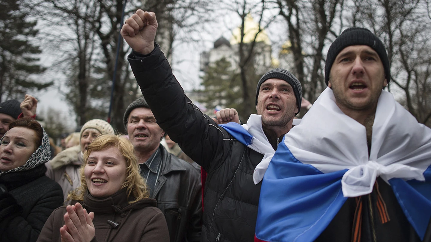Los tártaros denuncian que son señalados con esvásticas y perseguidos en Crimea Los tártaros denuncian que son señalados con esvásticas y perseguidos en Crimea