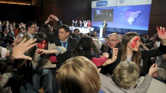 Gritos en defensa del aborto en el discurso de Rajoy