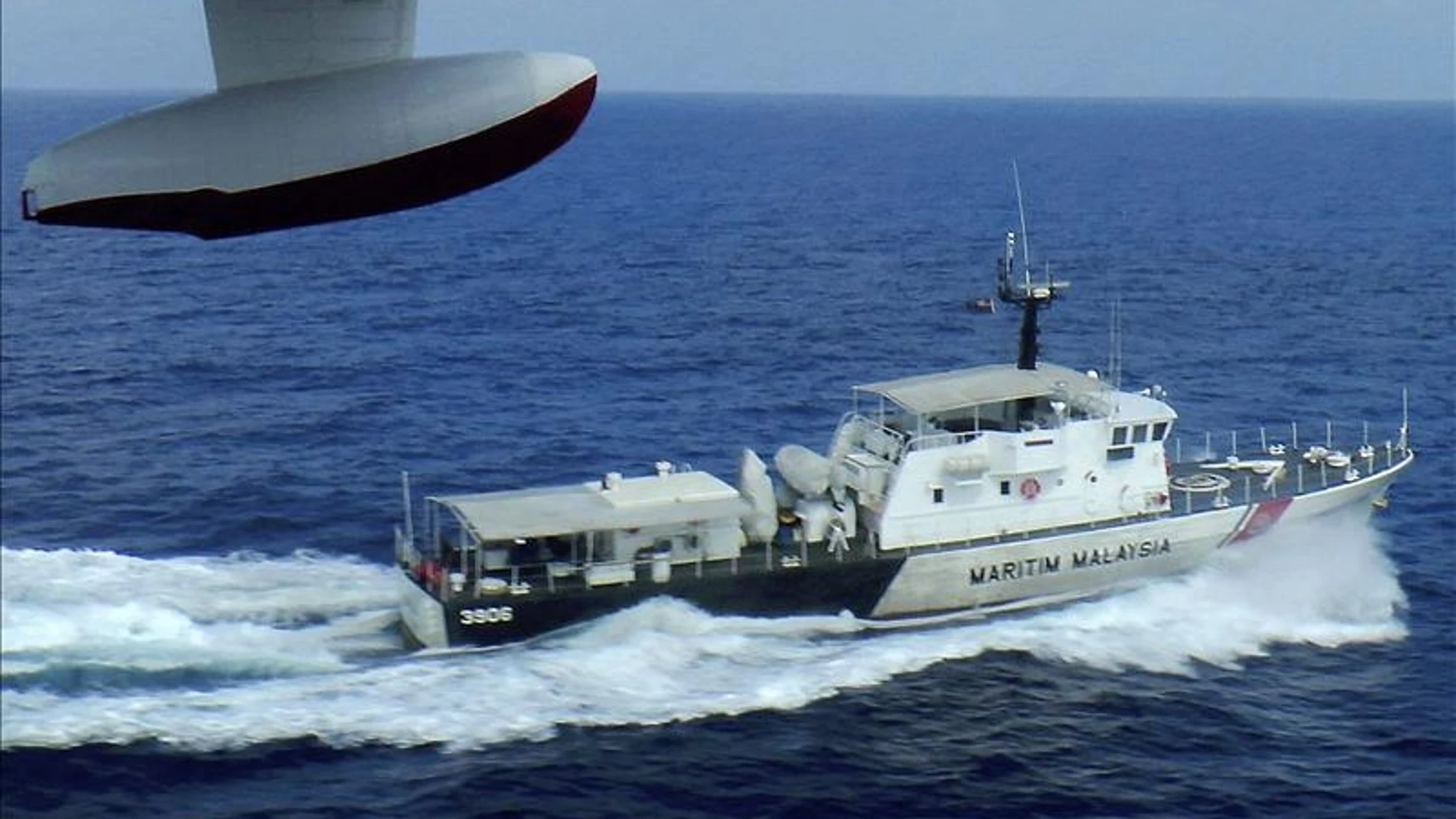 Barco de la guardia costera malasia durante las operaciones de búsqueda y rescate del vuelo de Malasia Aerolíneas desaparecido