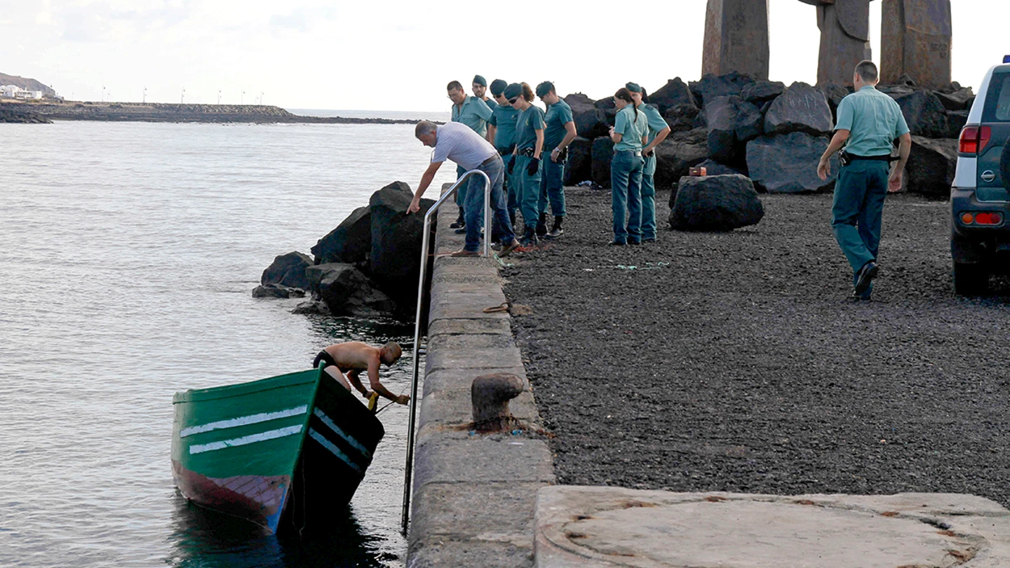 Una patera en la playa de Las Cucharas, en el municipio lanzaroteño de Teguise Una patera en la playa de Las Cucharas, en el municipio lanzaroteño de Teguise