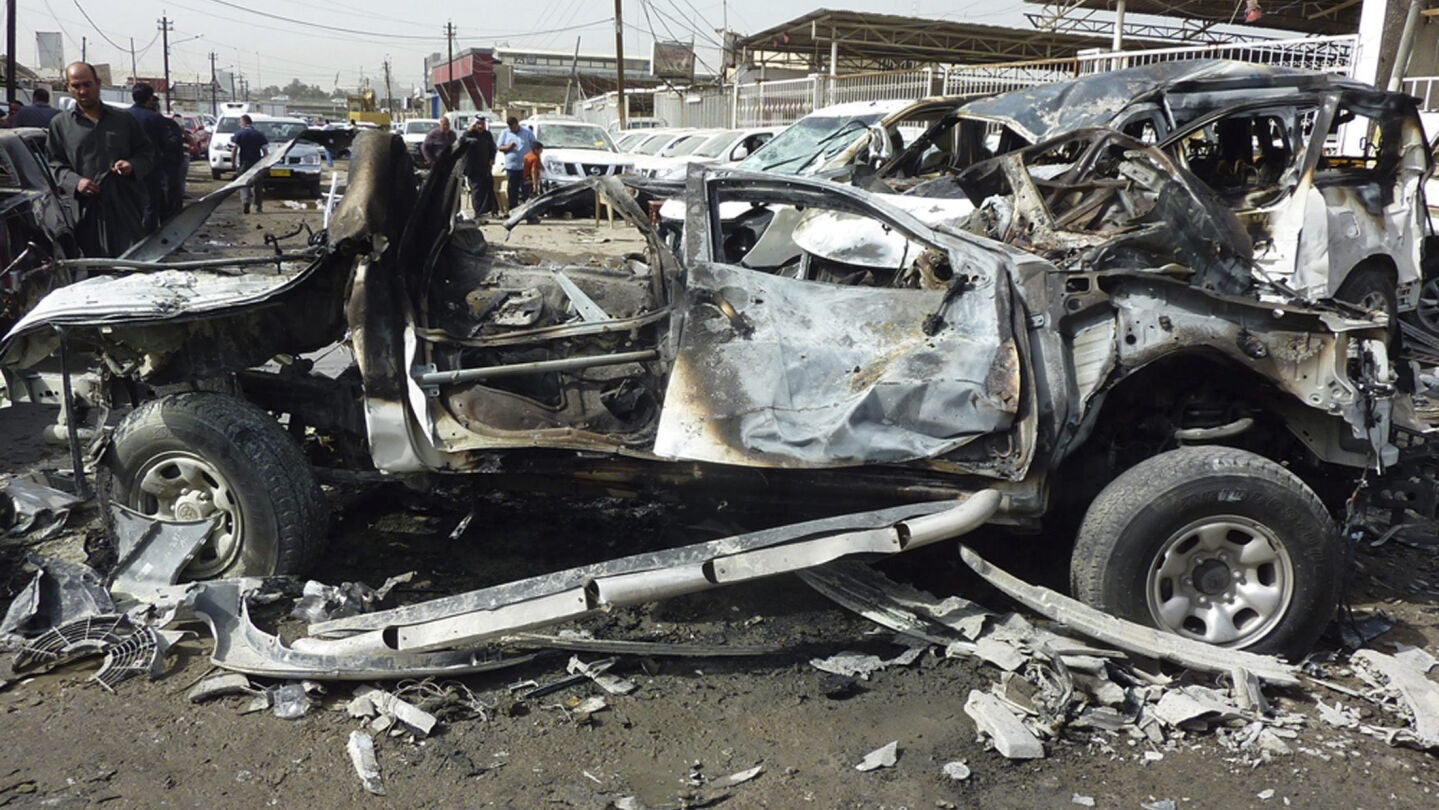 Un concesionario donde fue perpetrado un ataque con bomba, en Irak el pasado 7 de marzo
