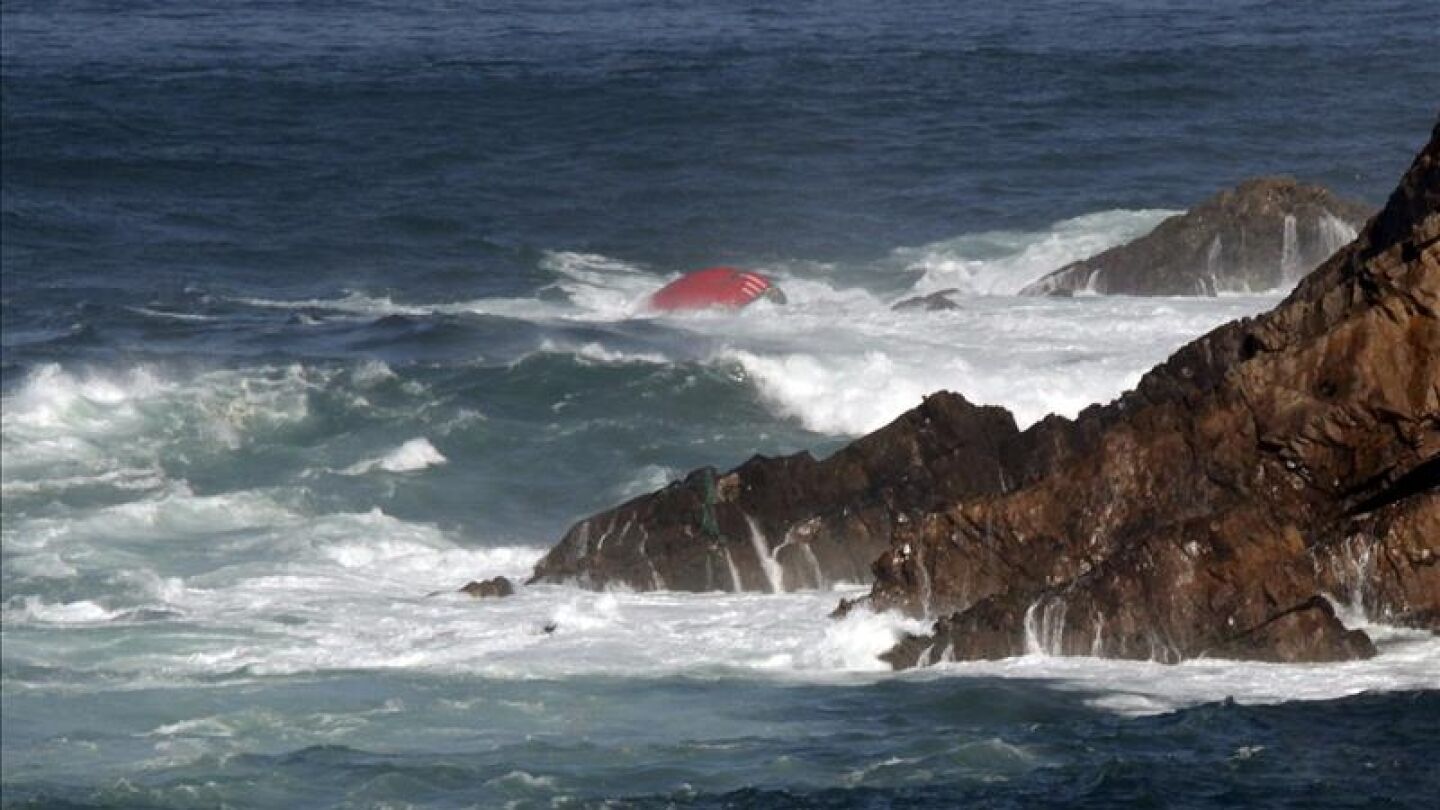 Proa del pesquero gallego con bandera portuguesa 'Santa Ana'