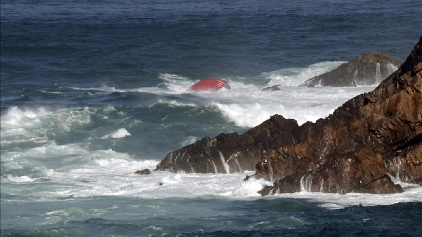 Proa del pesquero gallego con bandera portuguesa 'Santa Ana' Proa del pesquero gallego con bandera portuguesa 'Santa Ana'