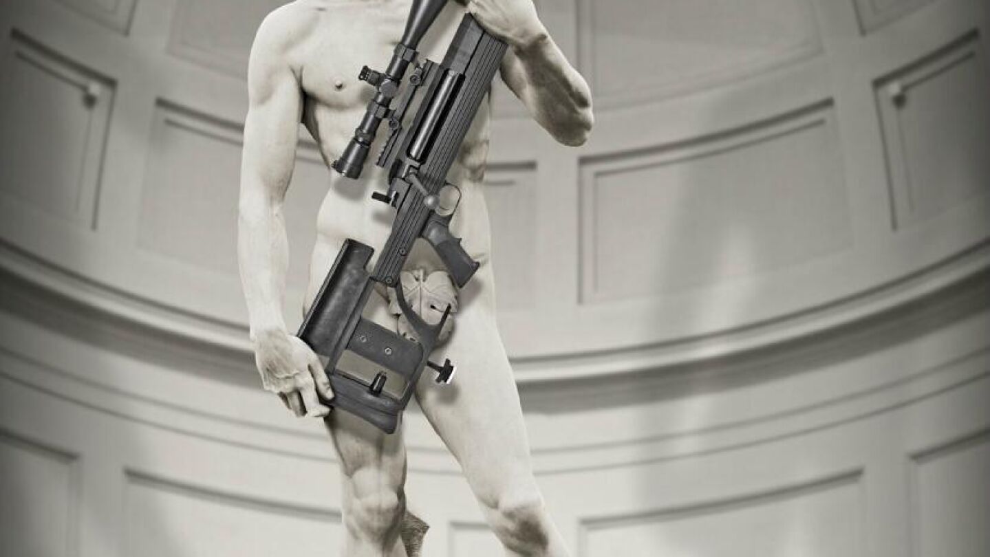 Fotomontaje con el David de Miguel &Aacute;ngel portando un rifle