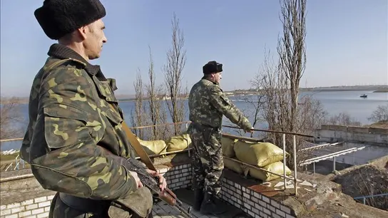Soldados armados vigilan la entrada de la base naval ucraniana Soldados armados vigilan la entrada de la base naval ucraniana