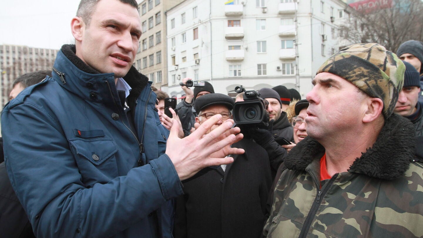 Los prorrusos tiran huevos y manzanas a Klitschk&oacute; en la ciudad ucraniana de J&aacute;rkov