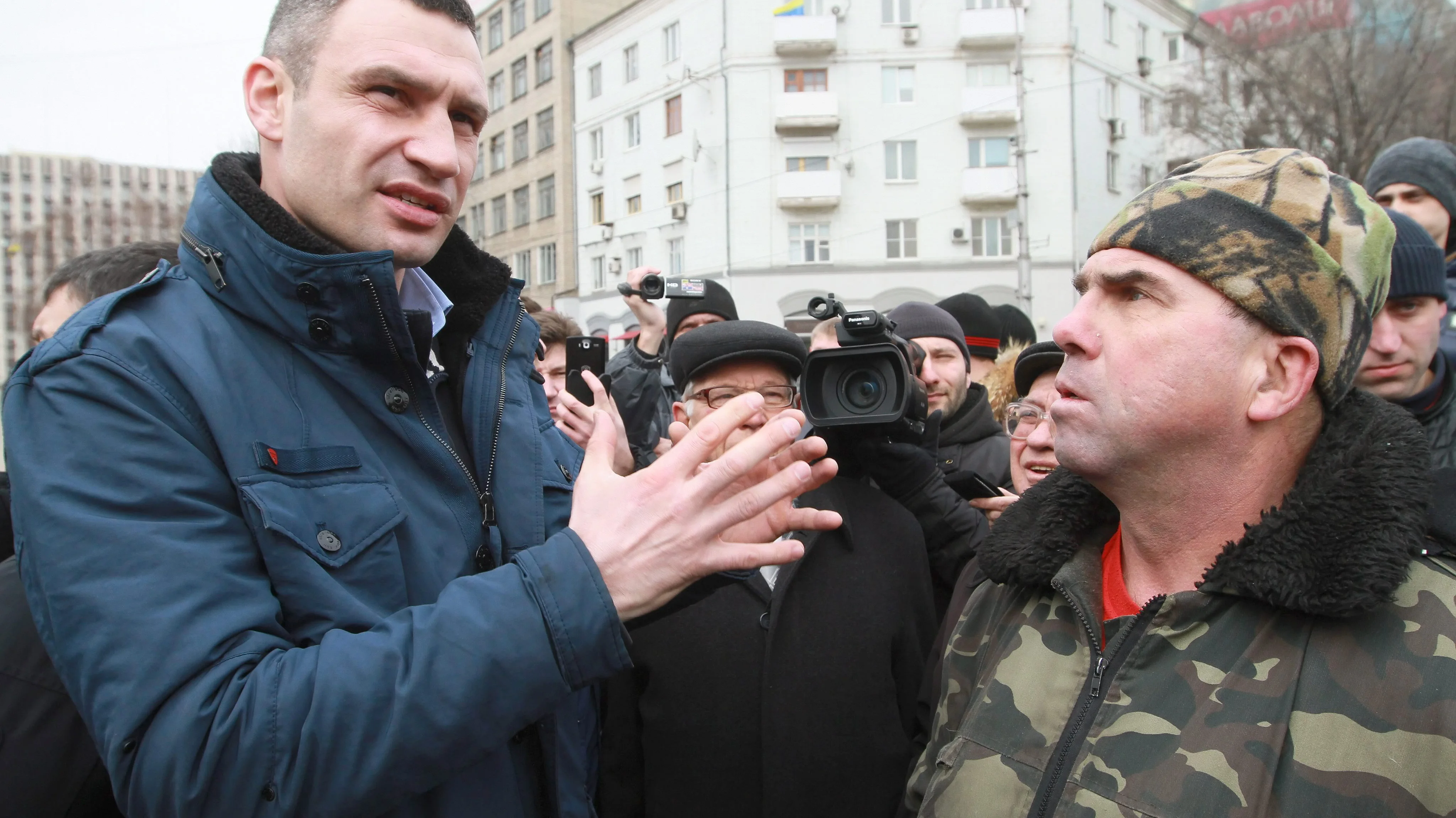 Los prorrusos tiran huevos y manzanas a Klitschkó en la ciudad ucraniana de Járkov Los prorrusos tiran huevos y manzanas a Klitschkó en la ciudad ucraniana de Járkov