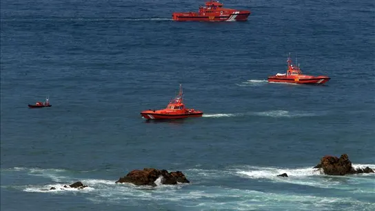 Los buzos esperan a que mejore la mar para intentar llegar al barco hundido Los buzos esperan a que mejore la mar para intentar llegar al barco hundido