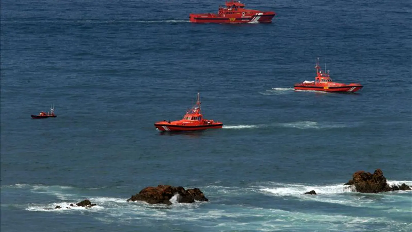 Los buzos esperan a que mejore la mar para intentar llegar al barco hundido Los buzos esperan a que mejore la mar para intentar llegar al barco hundido