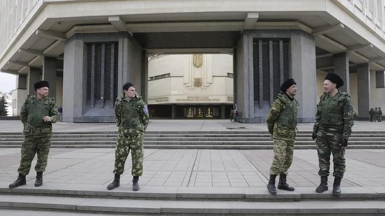 La guardia cosaca custodia el Parlamento regional de Crimea La guardia cosaca custodia el Parlamento regional de Crimea