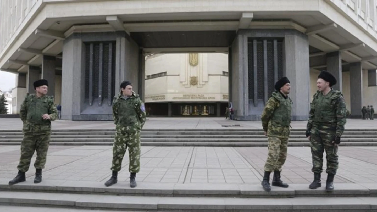 La guardia cosaca custodia el Parlamento regional de Crimea La guardia cosaca custodia el Parlamento regional de Crimea