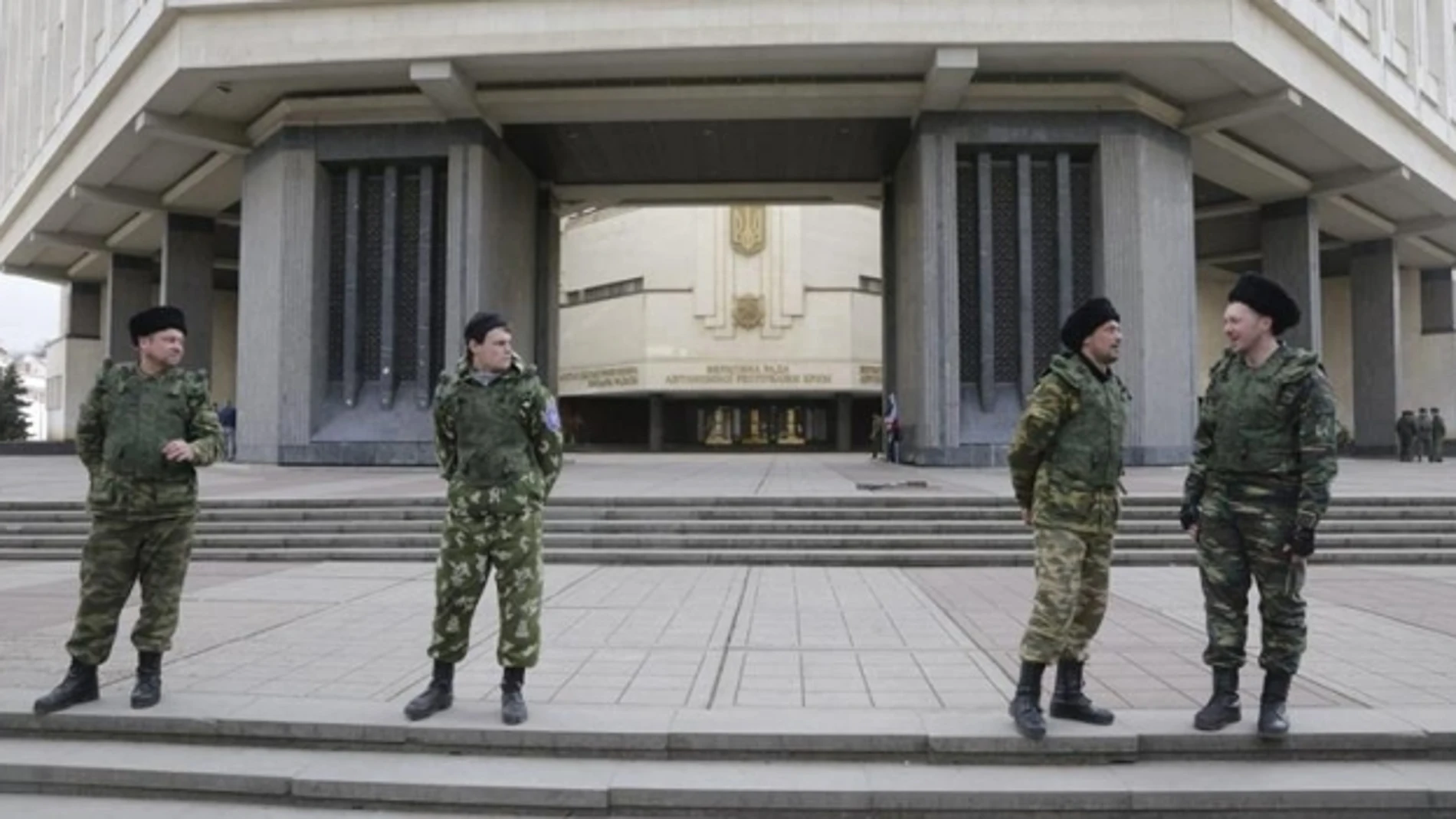 La guardia cosaca custodia el Parlamento regional de Crimea 