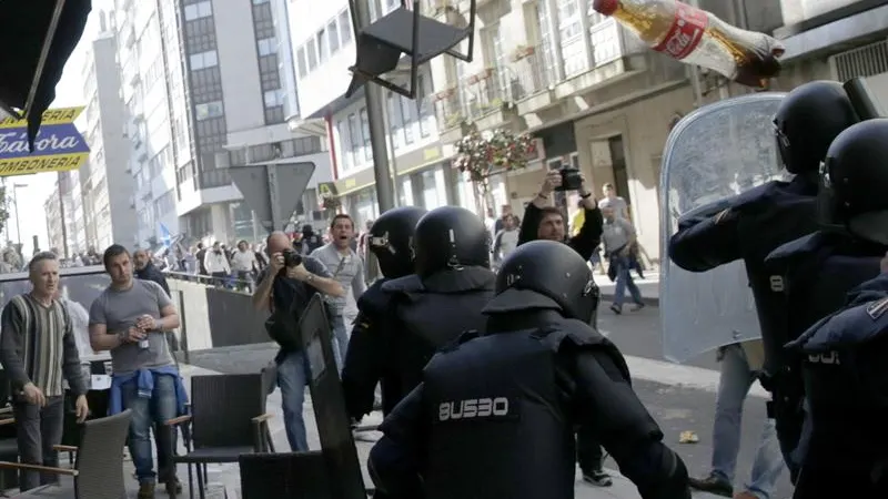 Enfrentamientos entre efectivos policiales y manifestantes durante las protesta de más de 1.500 marineros Enfrentamientos entre efectivos policiales y manifestantes durante las protesta de más de 1.500 marineros