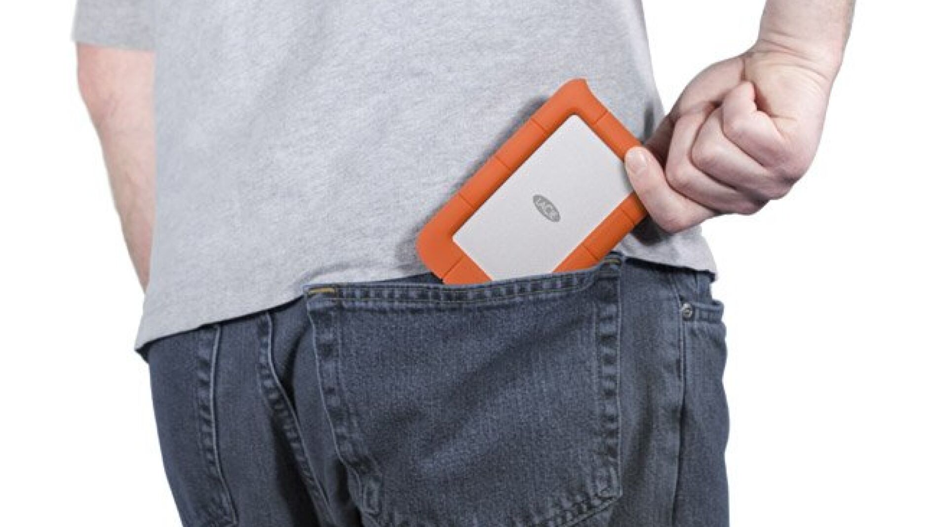 Un chico lleva un disco duro externo "de bolsillo"
