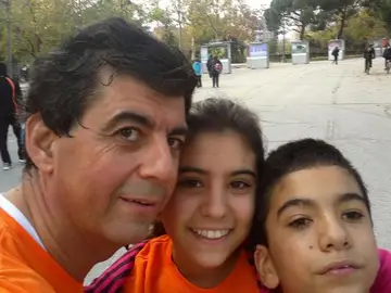 Luis, su hermana y su padre Luis, su hermana y su padre