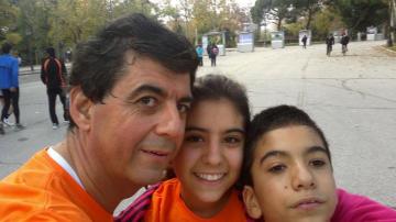 Luis, su hermana y su padre