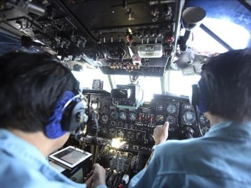 Oficiales de las fuerzas armadas de Vietnam buscan el avión malasio.