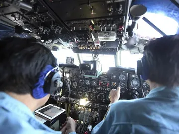Oficiales de las fuerzas armadas de Vietnam buscan el avión malasio. Oficiales de las fuerzas armadas de Vietnam buscan el avión malasio.