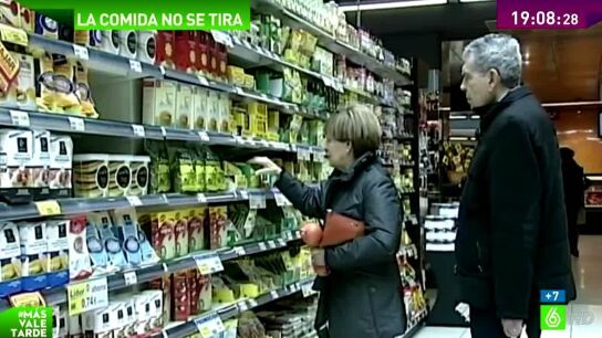 Una pareja compra en un supermercado
