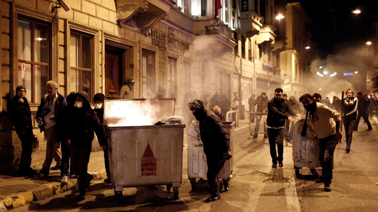 Dos muertos y decenas de heridos en una noche de protestas en Turqu&iacute;a