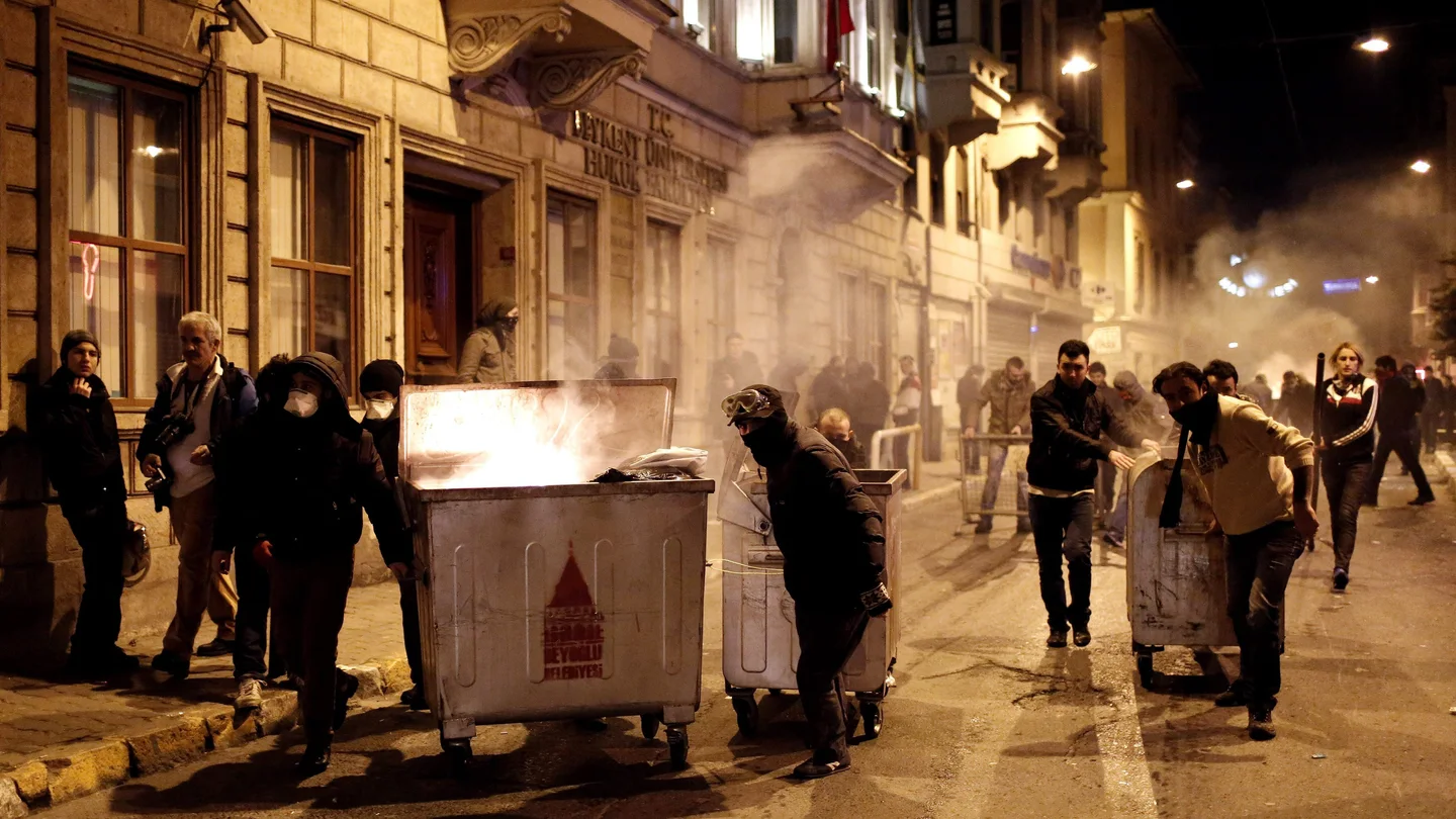 Dos muertos y decenas de heridos en una noche de protestas en Turquía Dos muertos y decenas de heridos en una noche de protestas en Turquía