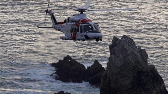 Un helic&oacute;ptero sobrevuela la zona