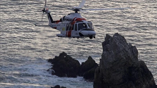 Un helicóptero sobrevuela la zona Un helicóptero sobrevuela la zona