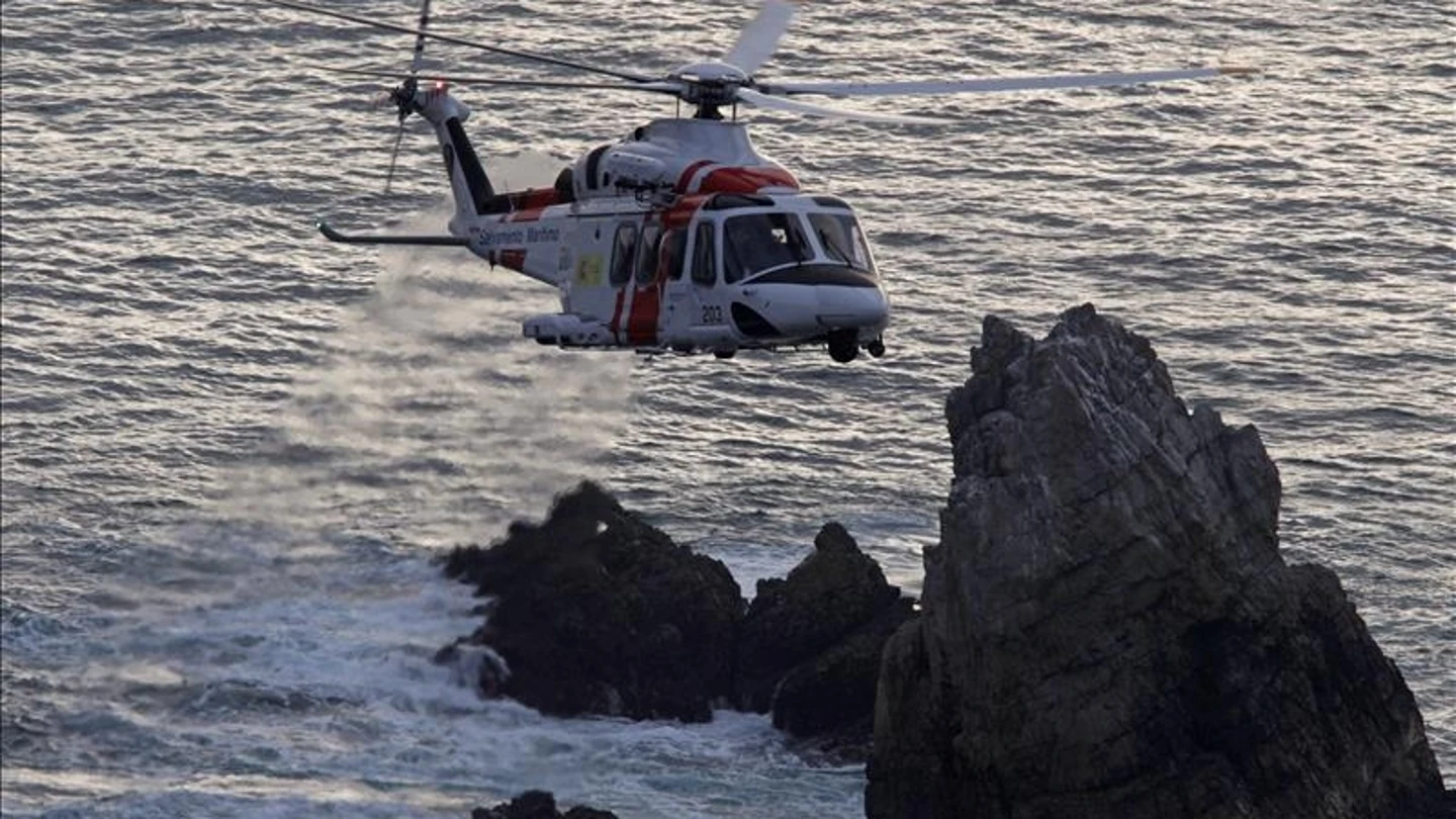 Un helicóptero sobrevuela la zona Un helicóptero sobrevuela la zona