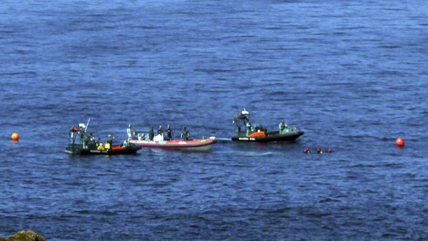 Los buzos de la Guardia Civil, tras encontrar el cuerpo sin vida de un tripulante