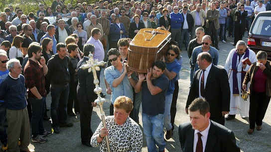 Compañeros y amigos del marinero Lucas José Mayo, fallecido en la tragedia del barco Santa Ana Compañeros y amigos del marinero Lucas José Mayo, fallecido en la tragedia del barco Santa Ana