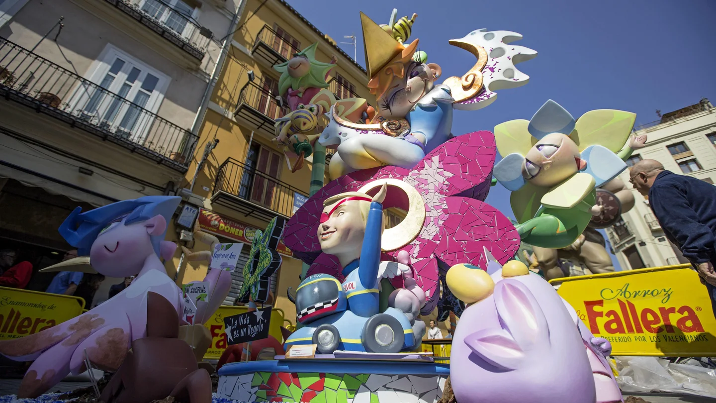 La "plantà" de las Fallas infantiles llena Valencia de fantasía y color La "plantà" de las Fallas infantiles llena Valencia de fantasía y color