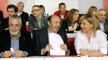 Rubalcaba, junto a Elena Valenciano, y José Antonio Griñán durante la reunión del Comité Federal del partido
