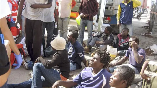 Varios inmigrantes subsaharianos interceptados en una patera cerca de Melilla Varios inmigrantes subsaharianos interceptados en una patera cerca de Melilla