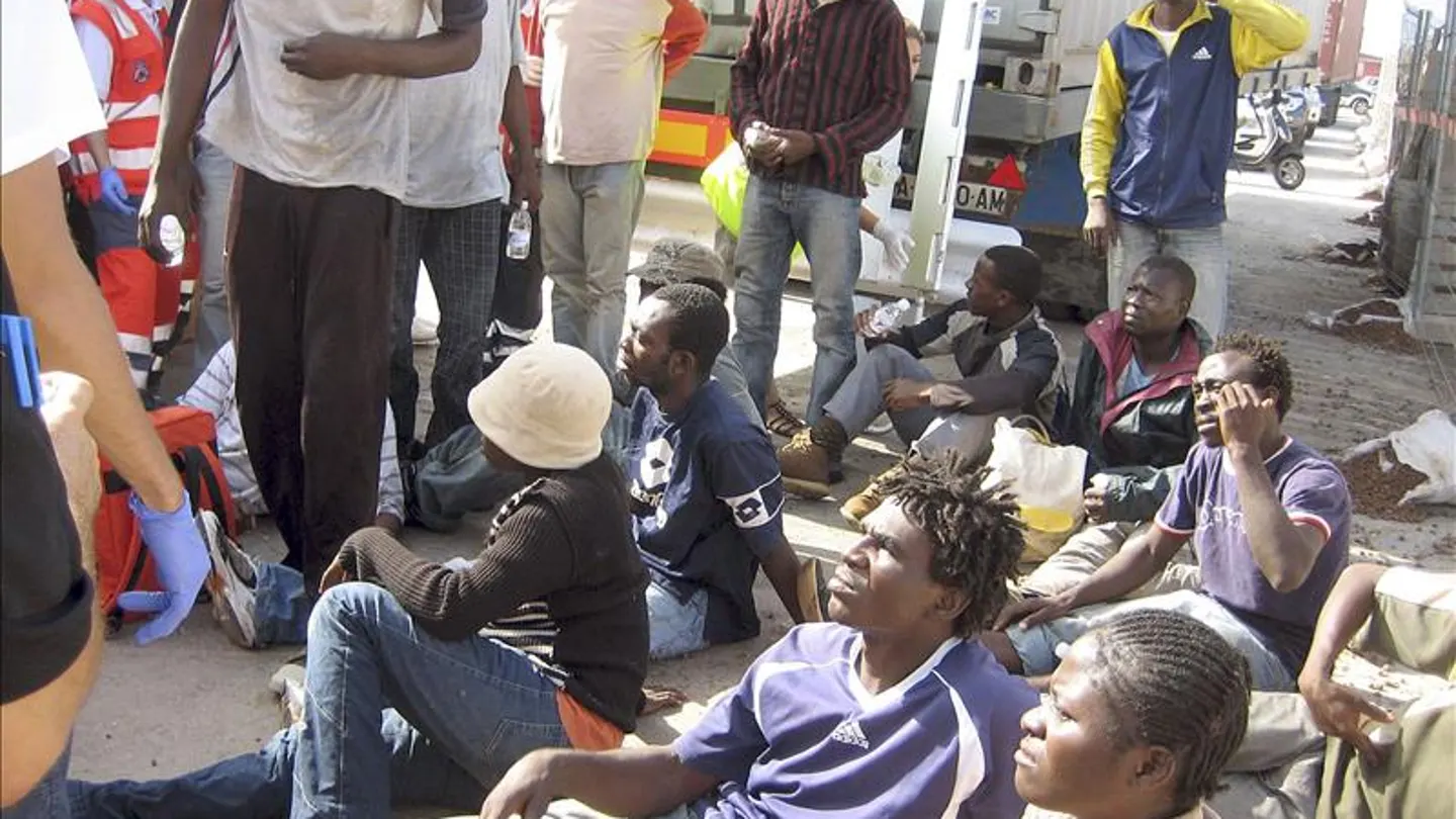 Varios inmigrantes subsaharianos interceptados en una patera cerca de Melilla Varios inmigrantes subsaharianos interceptados en una patera cerca de Melilla