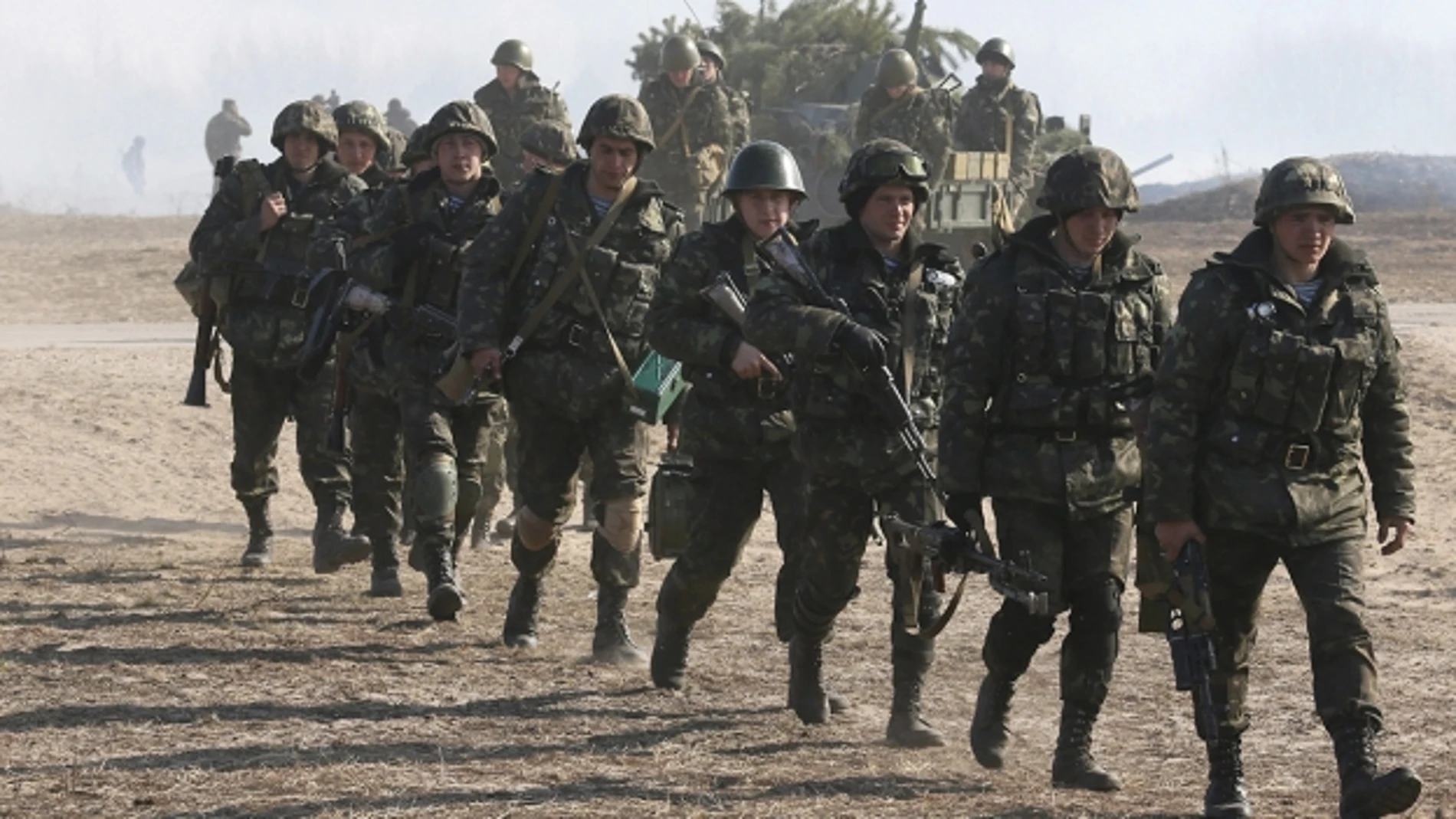 Soldados ucranianos participan en unas maniobras militares en Goncharivka en Kiev