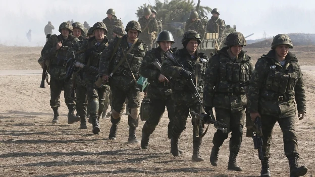 Soldados ucranianos participan en unas maniobras militares en Goncharivka en Kiev Soldados ucranianos participan en unas maniobras militares en Goncharivka en Kiev