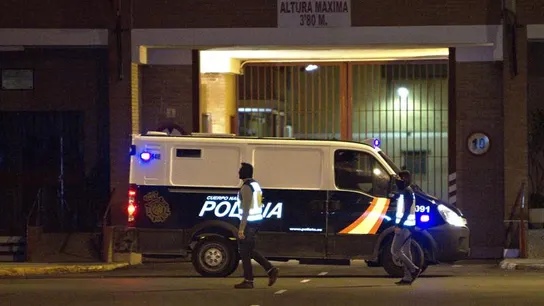 Furgón de la Policía Nacional en el que sale el marroquí Rafá Zouhier Furgón de la Policía Nacional en el que sale el marroquí Rafá Zouhier