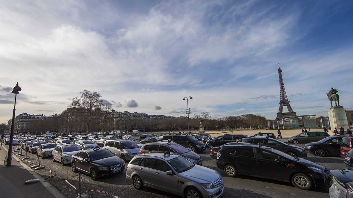 Los coches con matr&iacute;cula par, obligados a quedarse en los garajes en Par&iacute;s 