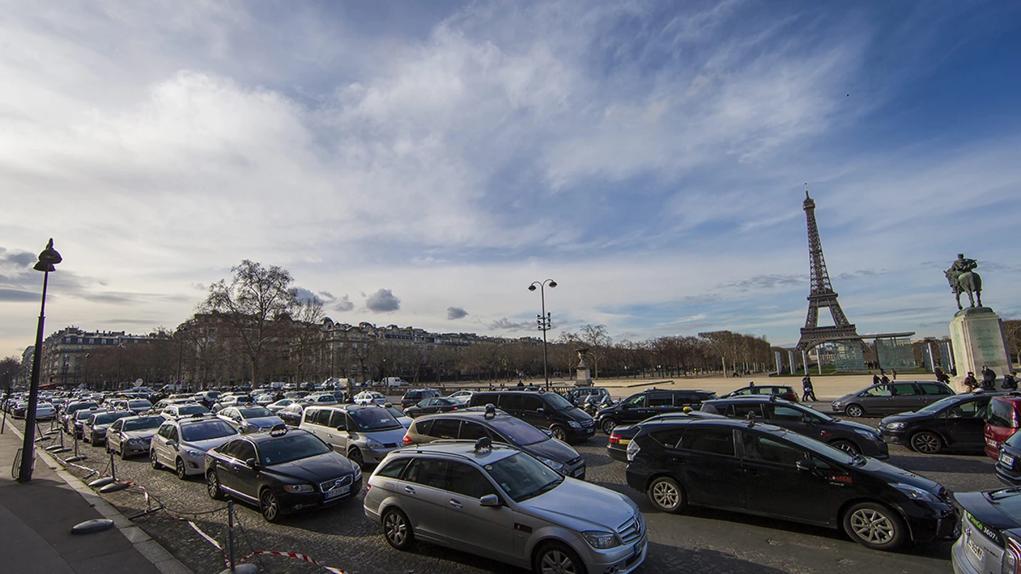 Los coches con matrícula par, obligados a quedarse en los garajes en París Los coches con matrícula par, obligados a quedarse en los garajes en París