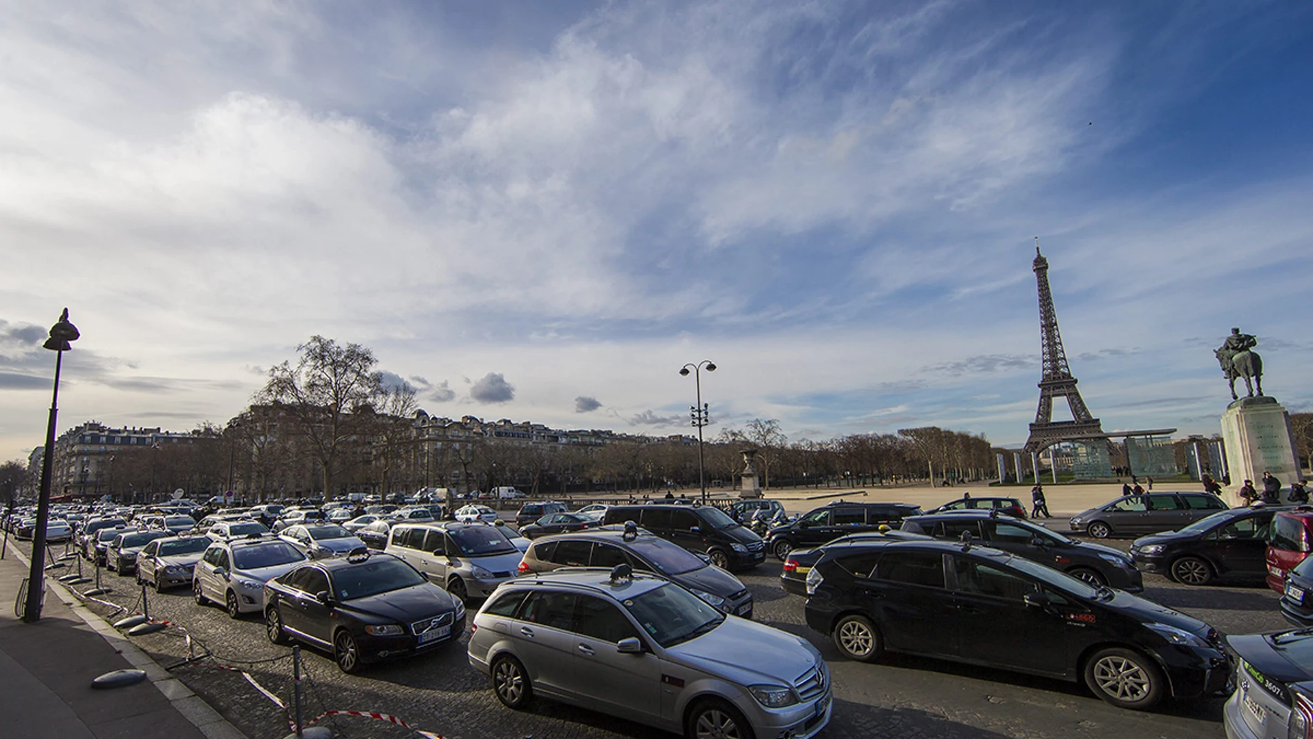 Los coches con matrícula par, obligados a quedarse en los garajes en París 
