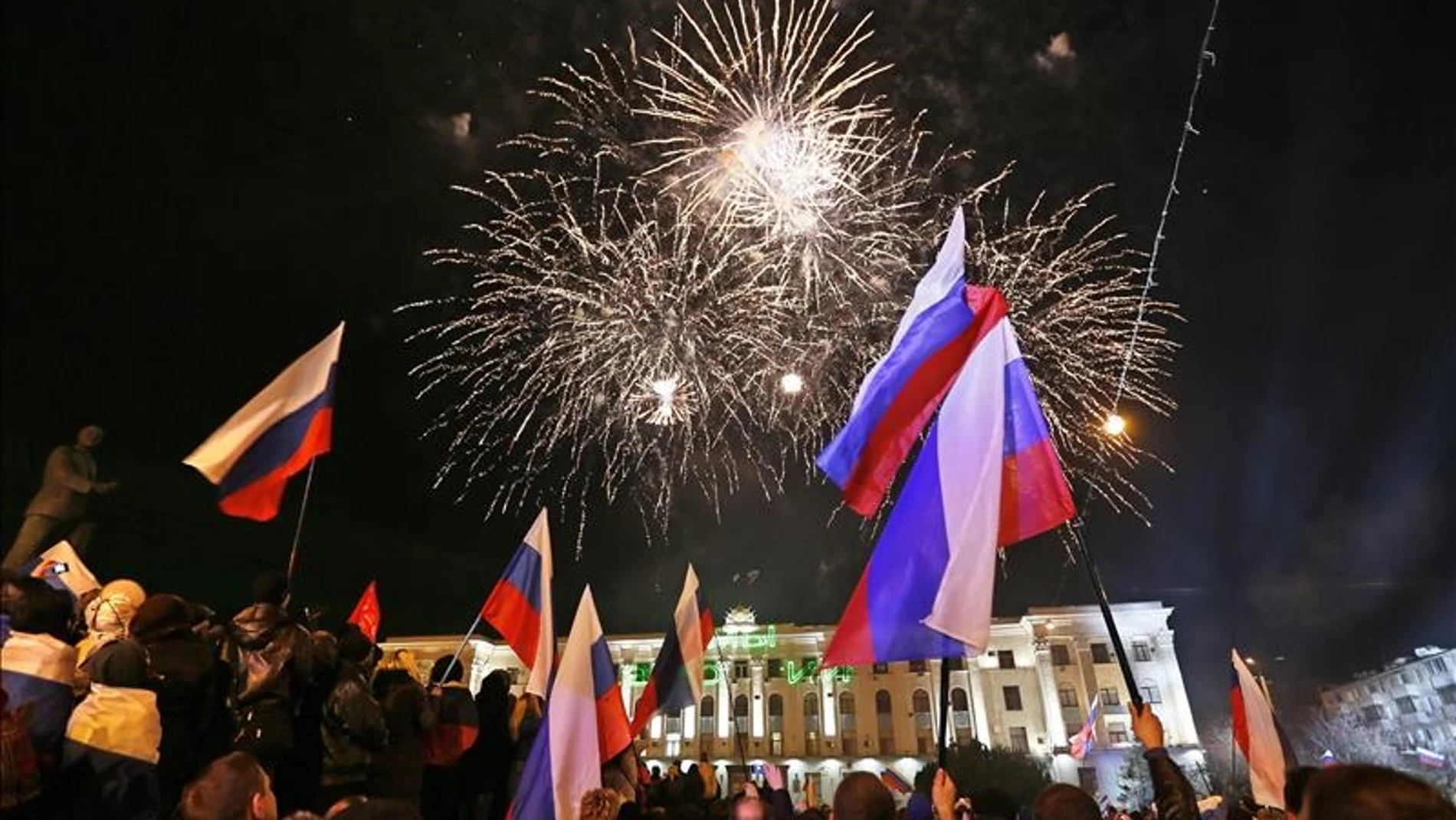 Mas de 20.000 personas festejan la victoria de la reunificación con Rusia