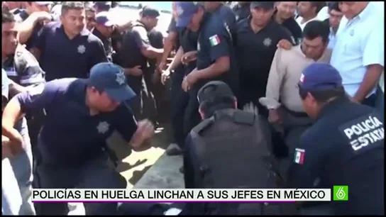 Policías mexicanos agreden violentamente a su superior acusado de abuso de poder Policías mexicanos agreden violentamente a su superior acusado de abuso de poder